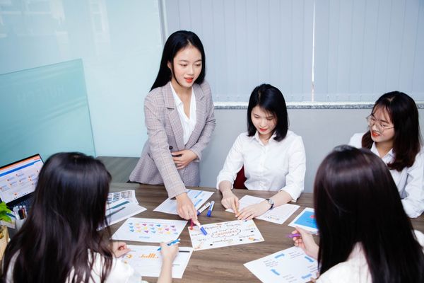Quản trị kinh doanh phân thành nhiều chuyên ngành khác nhau.