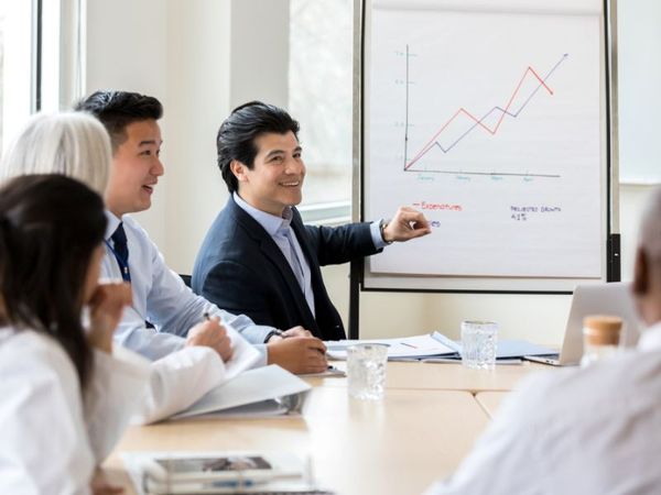 Học Quản trị kinh doanh ra trường làm quản lý.