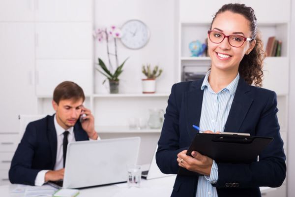 Học ngành Quản trị kinh doanh làm chuyên viên pháp lý.
