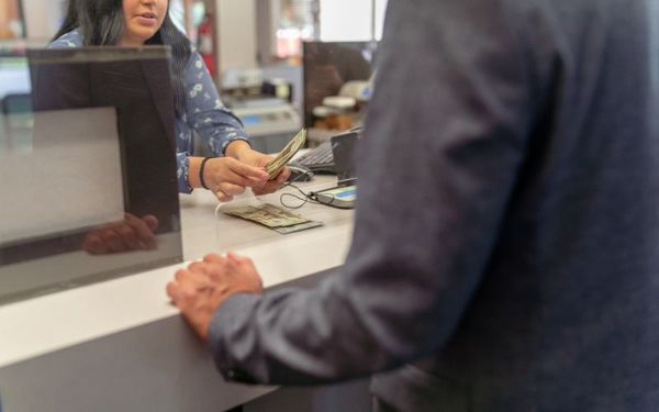 Giao dịch viên ngân hàng