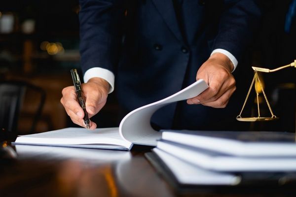 Ngành Luật Kinh tế là gì?