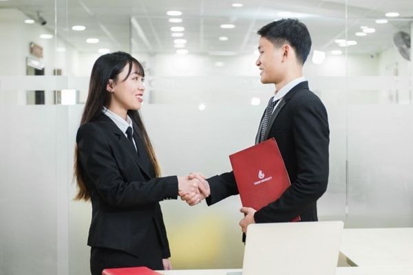 Học Luật kinh tế sau tốt nghiệp có thể làm chuyên viên tư vấn pháp lý.