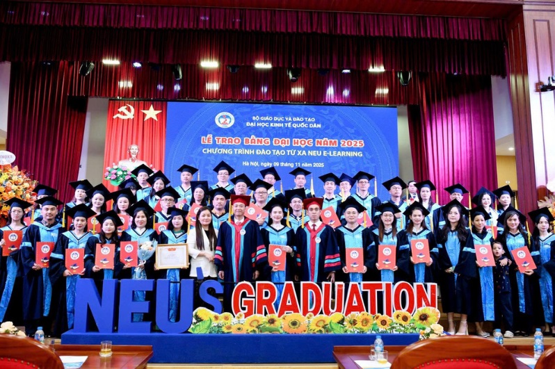 Lễ trao bằng tốt nghiệp NEU